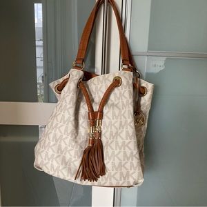 Michael Kors Marina Drawstring Natural tote bags